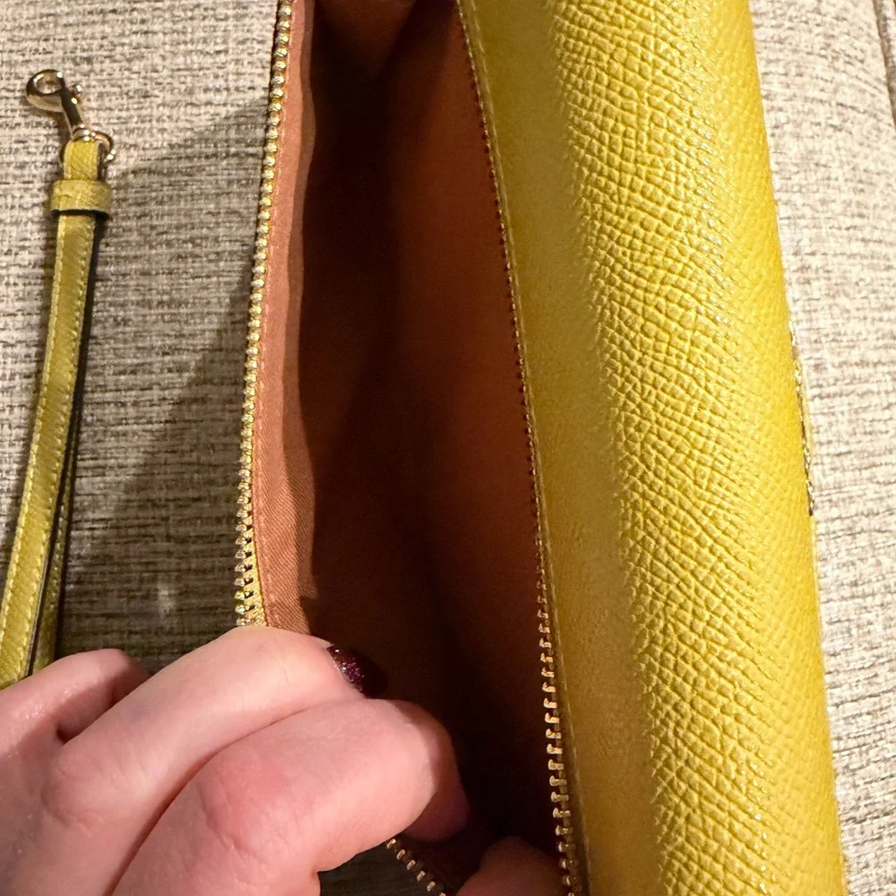 Coach Chartreuse Pebbled Leather Envelope Wristlet Wallet Gold Hardware BNNU